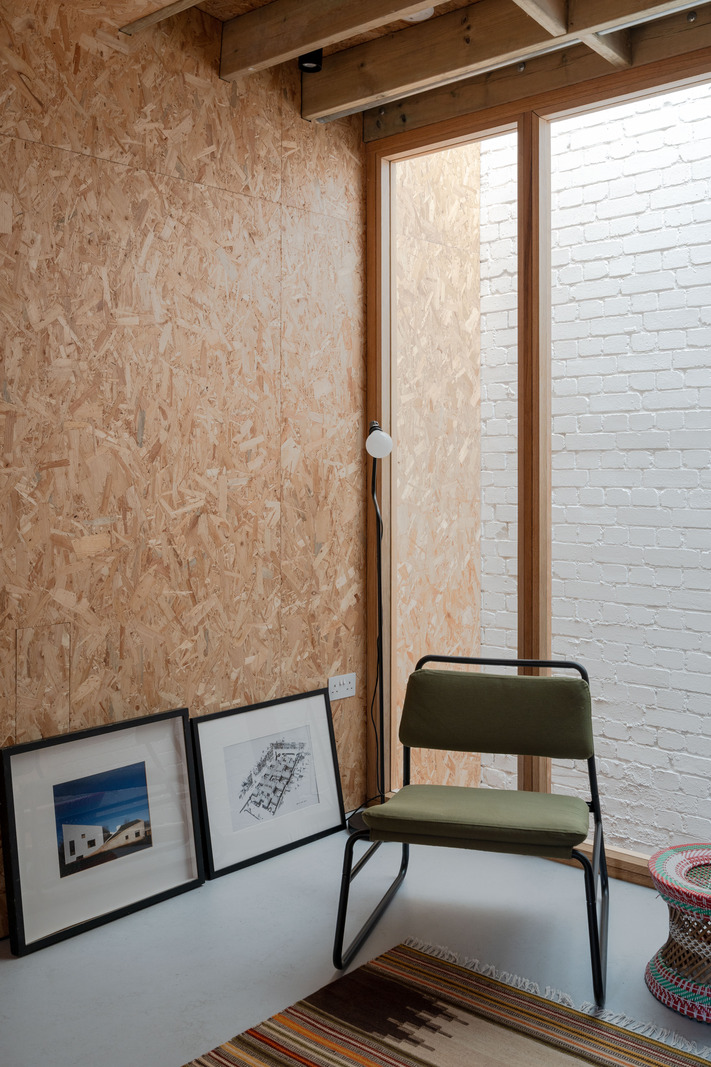 salon design murs OSB petite maison 51m2 salon design murs OSB petite maison 51m2