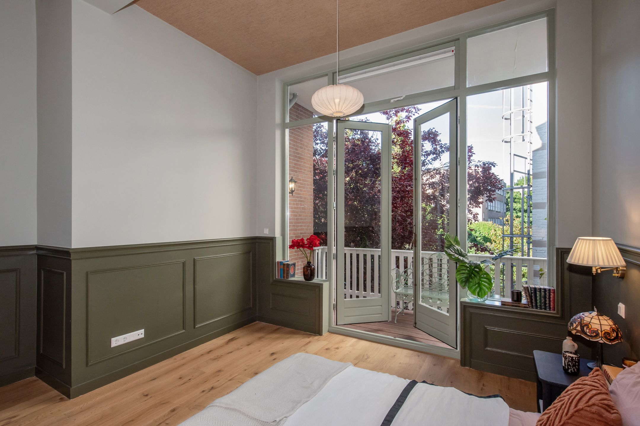 chambre avec balcon décoration rose et verte dans appartement Art Nouveau chambre avec balcon décoration rose et verte dans appartement Art Nouveau