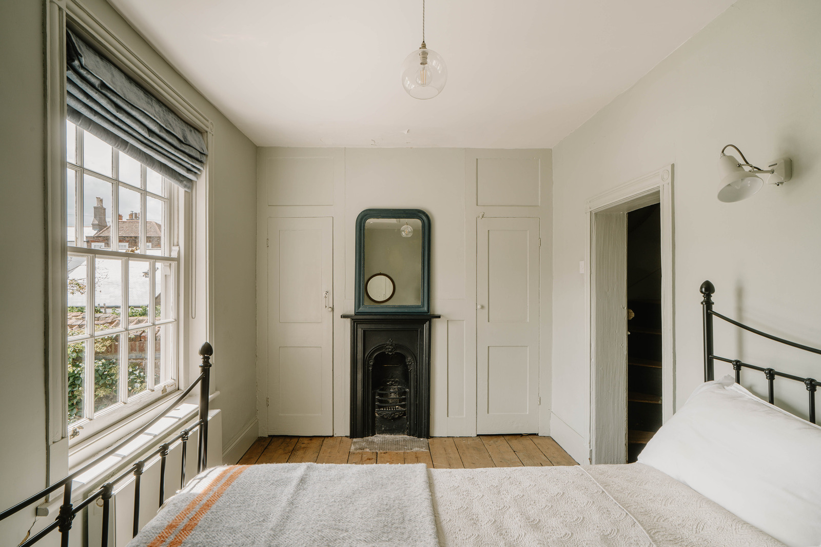 chambre décoration rustique chic avec cheminée géorgienne en fonte noire