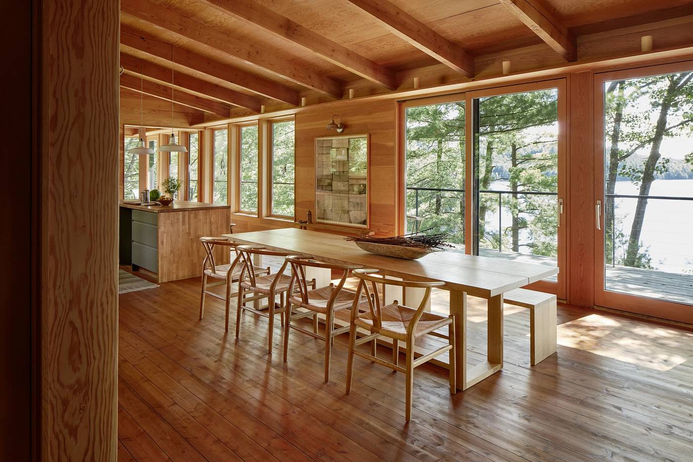 salle à manger avec baies vitrées vue lac maison architecte hors réseaux salle à manger avec baies vitrées vue lac maison architecte hors réseaux