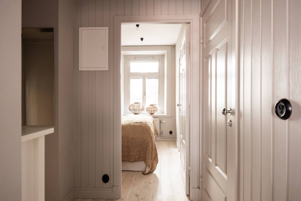 couloir avec lambris blanc vertical