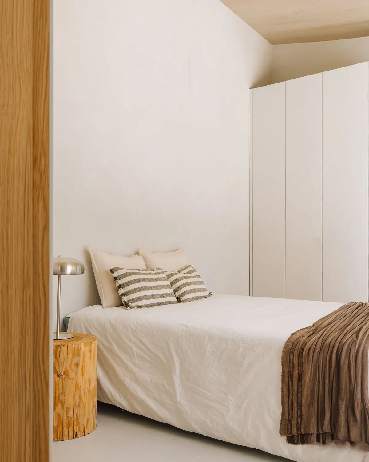 chambre minimaliste décoration beige maison contemporaine Portugal avec mur pierres chambre minimaliste décoration beige maison contemporaine Portugal avec mur pierres