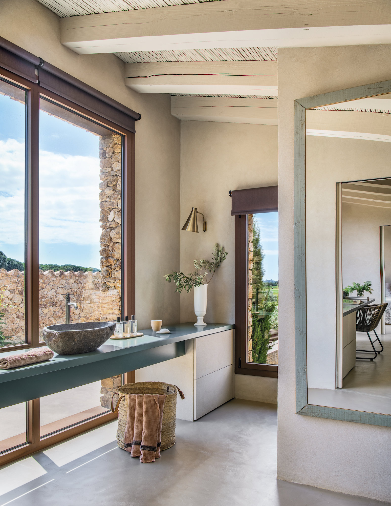 salle de bain contemporaine plafond poutres et roseaux