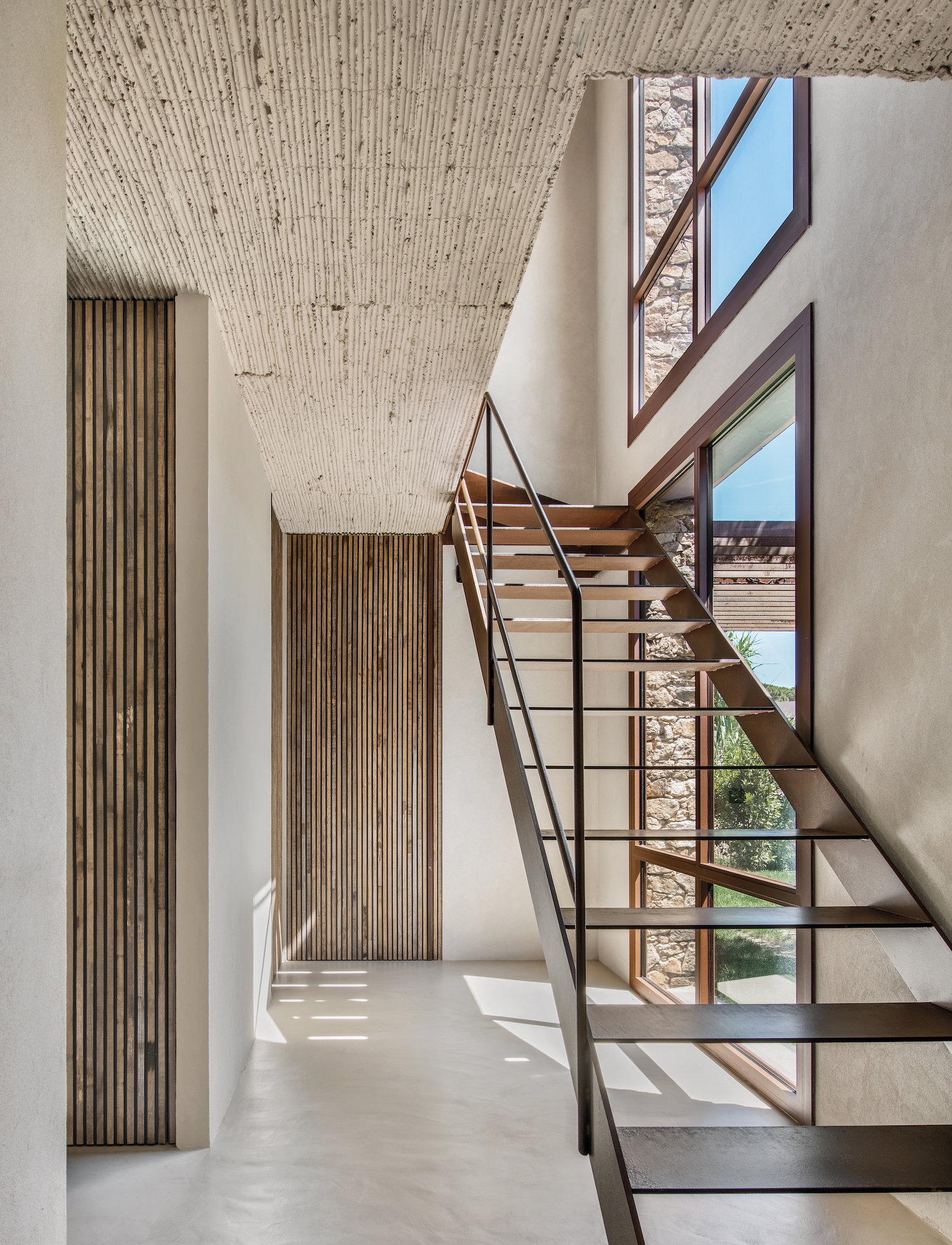 escalier métal et bois dans entrée plafond roseaux