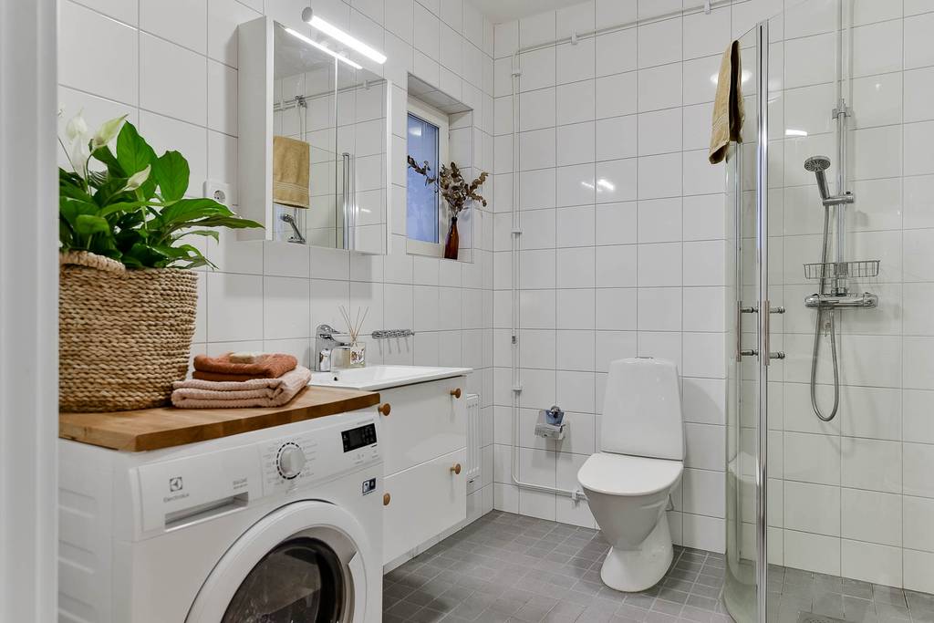 salle de bain blanche avec machine à laver salle de bain blanche avec machine à laver