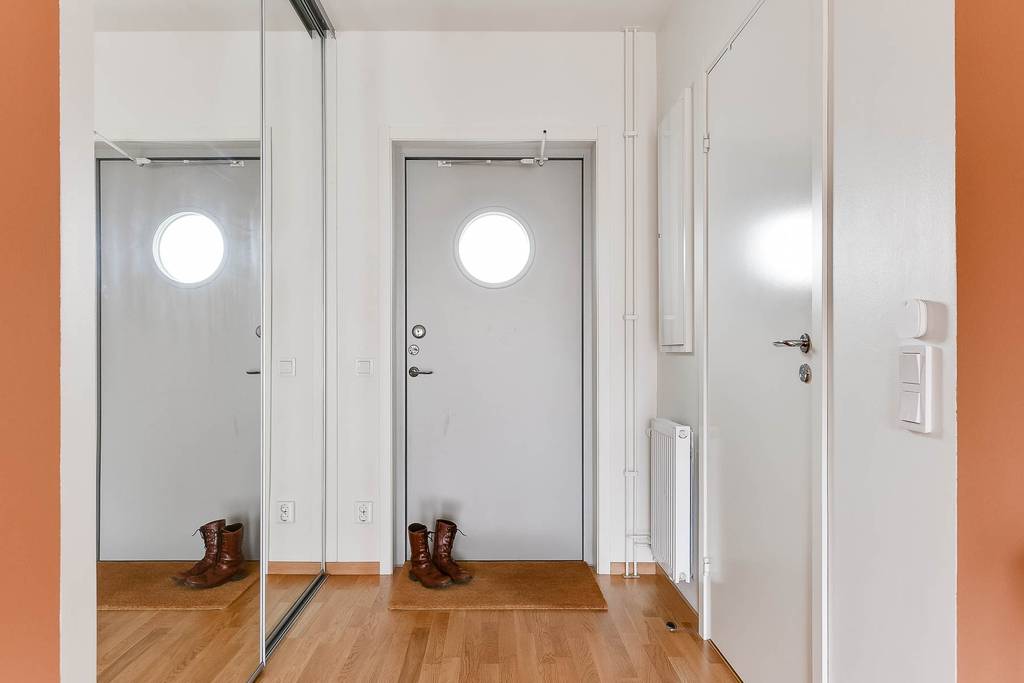 entrée placard portes miroir deux-pièces 40m2 décoration caramel entrée placard portes miroir deux-pièces 40m2 décoration caramel
