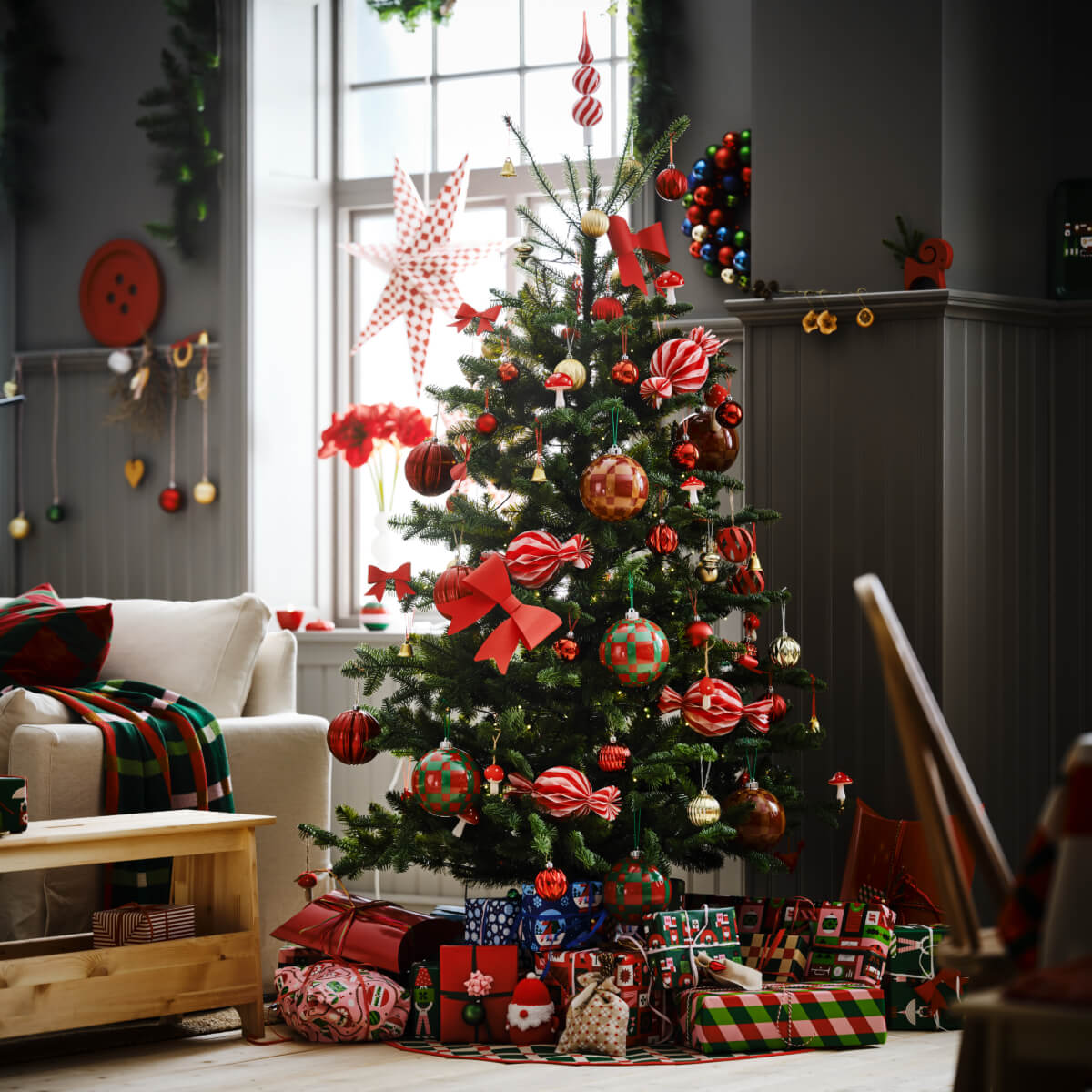 sapin rouge et vert décoration IKEA pour Noël 2025 sapin rouge et vert décoration IKEA pour Noël 2025