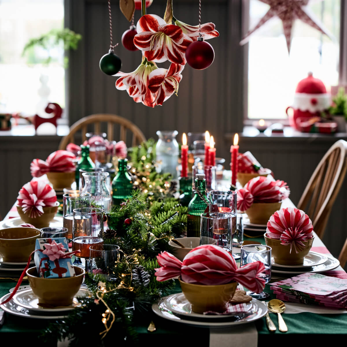 table rouge et verte décoration IKEA pour Noël 2025 table rouge et verte décoration IKEA pour Noël 2025