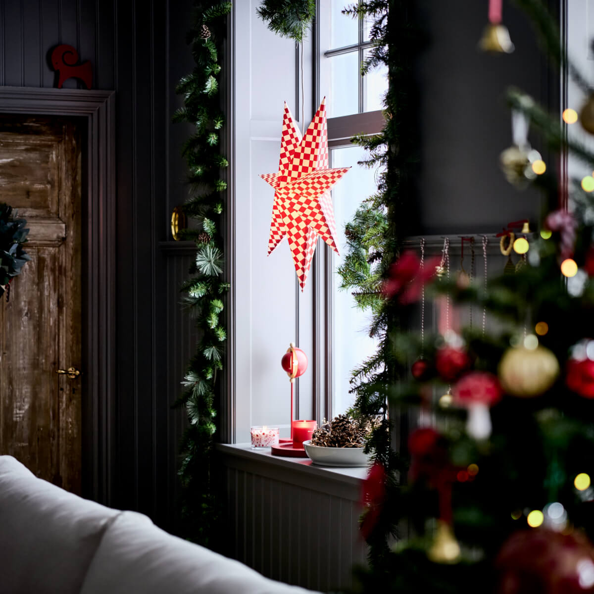 étoile rouge et blanche décoration IKEA pour Noël 2025 étoile rouge et blanche décoration IKEA pour Noël 2025