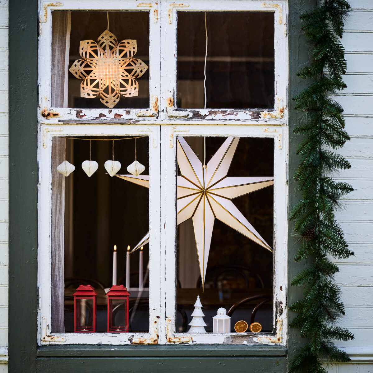 façade avec étoile décoration IKEA pour Noël 2025 façade avec étoile décoration IKEA pour Noël 2025