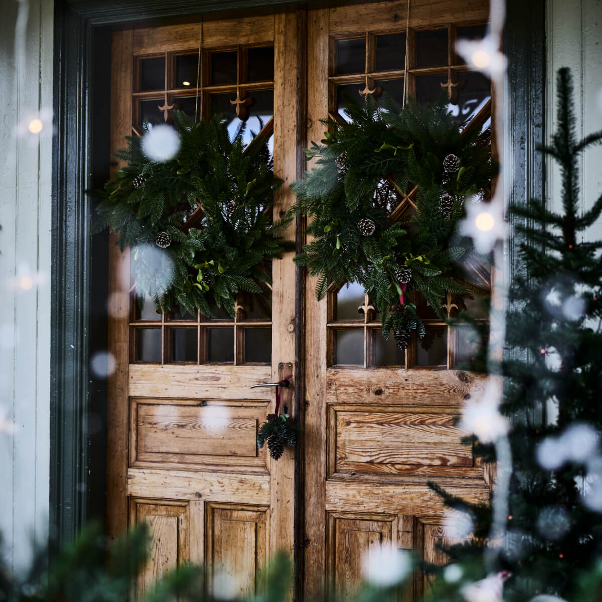 porte avec couronnes sapin décoration IKEA pour Noël 2025 porte avec couronnes sapin décoration IKEA pour Noël 2025