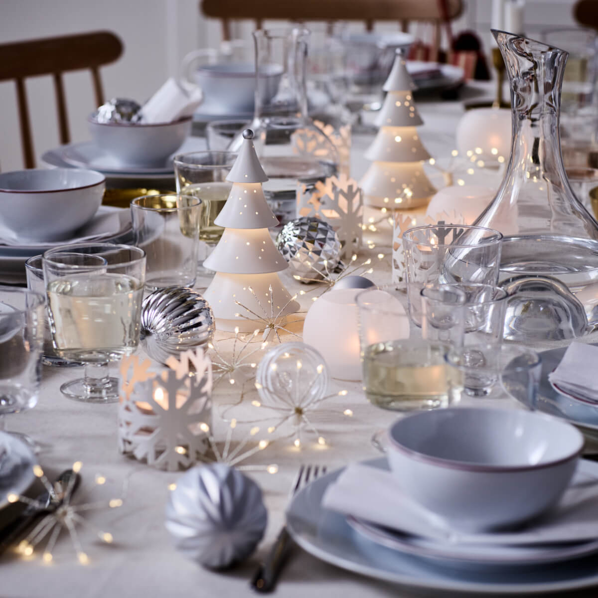 table de fête blanche décoration IKEA pour Noël 2025 table de fête blanche décoration IKEA pour Noël 2025