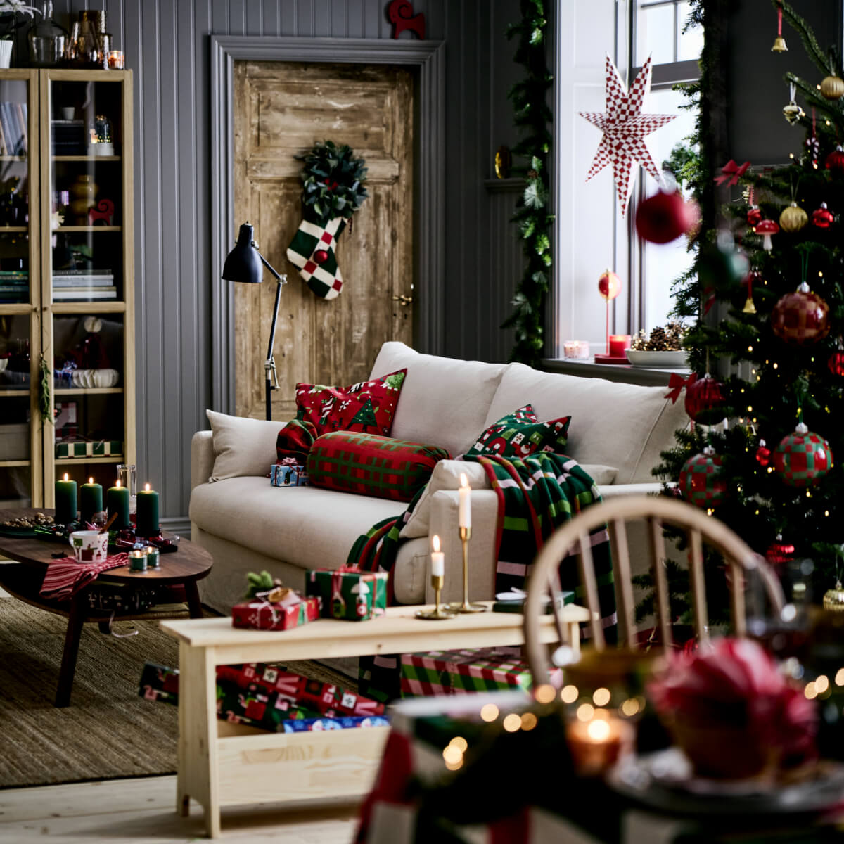 salon avec sapin décoration IKEA pour Noël 2025 salon avec sapin décoration IKEA pour Noël 2025