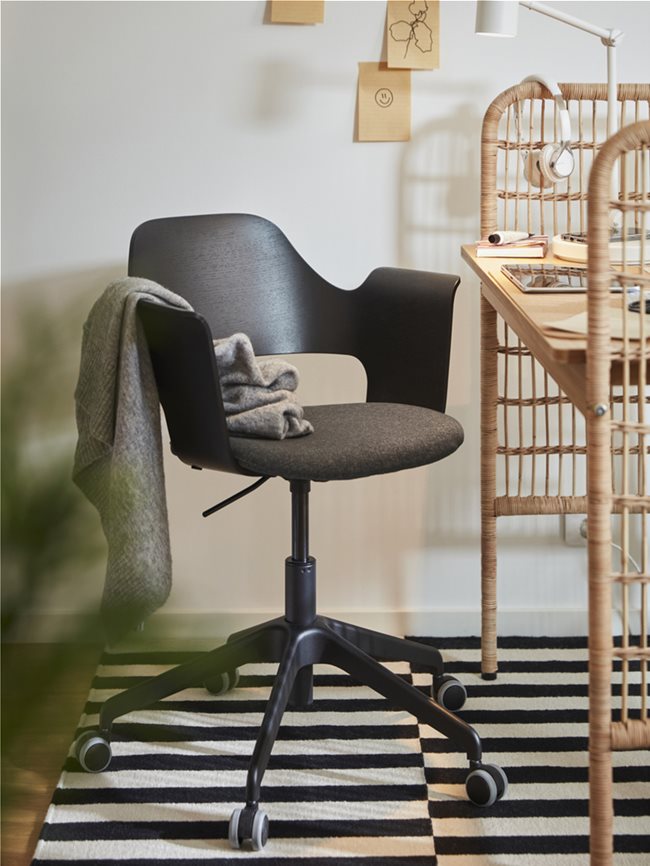 fauteuil bureau et bureau rotin IKEA FRYKSÅS fauteuil bureau et bureau rotin IKEA FRYKSÅS