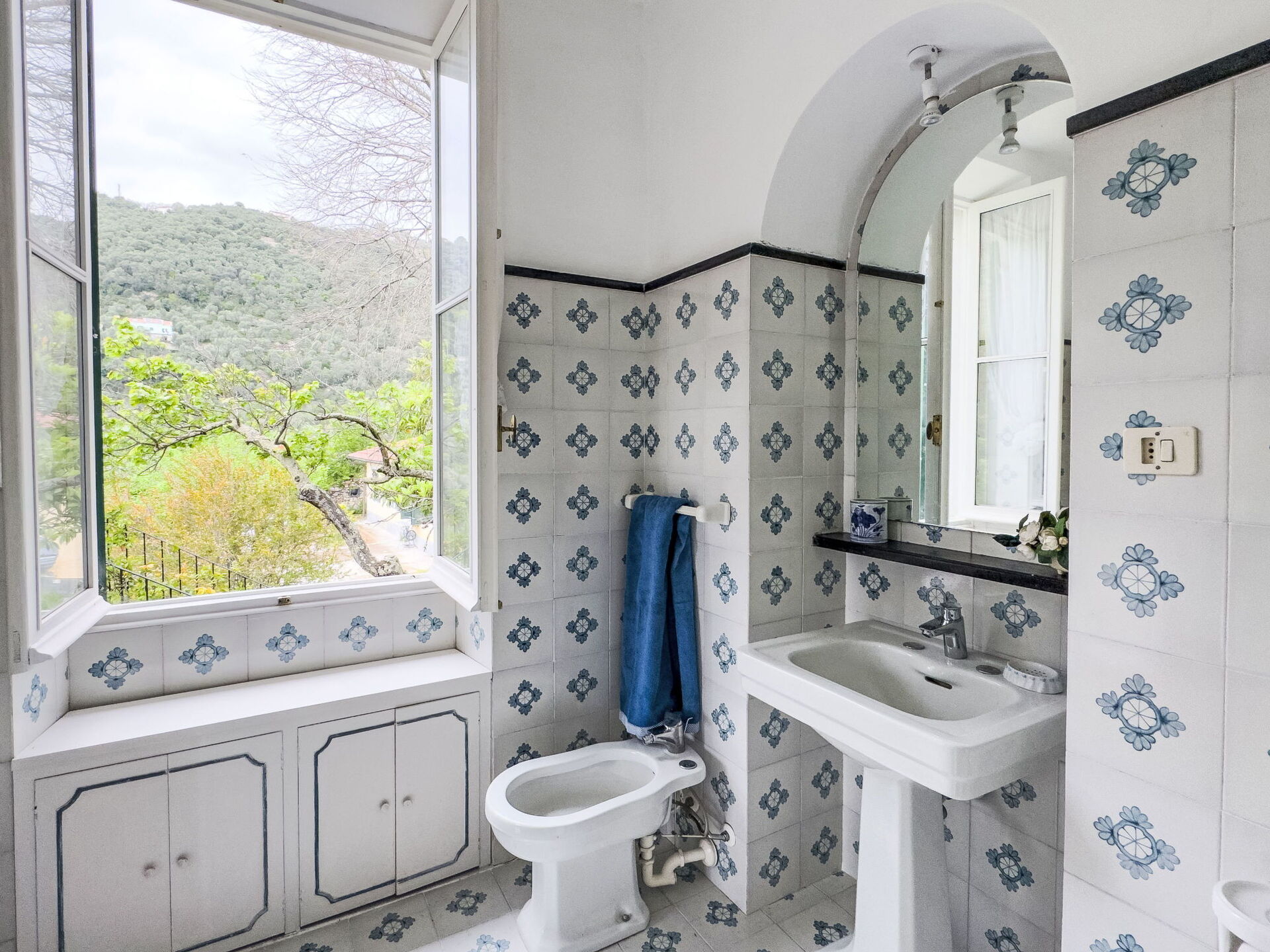 salle de bain carrelage bleu et blanc maison Italie décoration rustique et vintage salle de bain carrelage bleu et blanc maison Italie décoration rustique et vintage