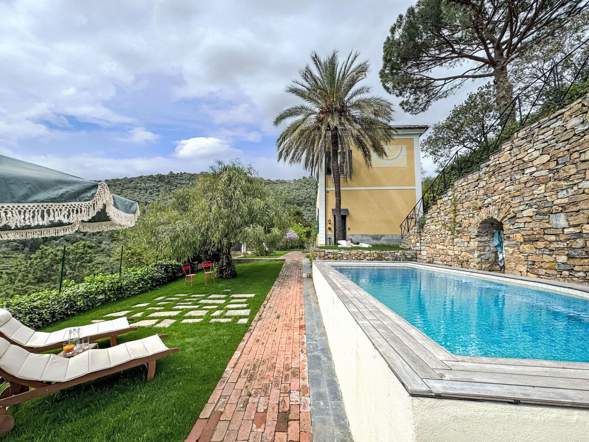 piscine dans jardin maison ancienne façade jaune La Vigna piscine dans jardin maison ancienne façade jaune La Vigna