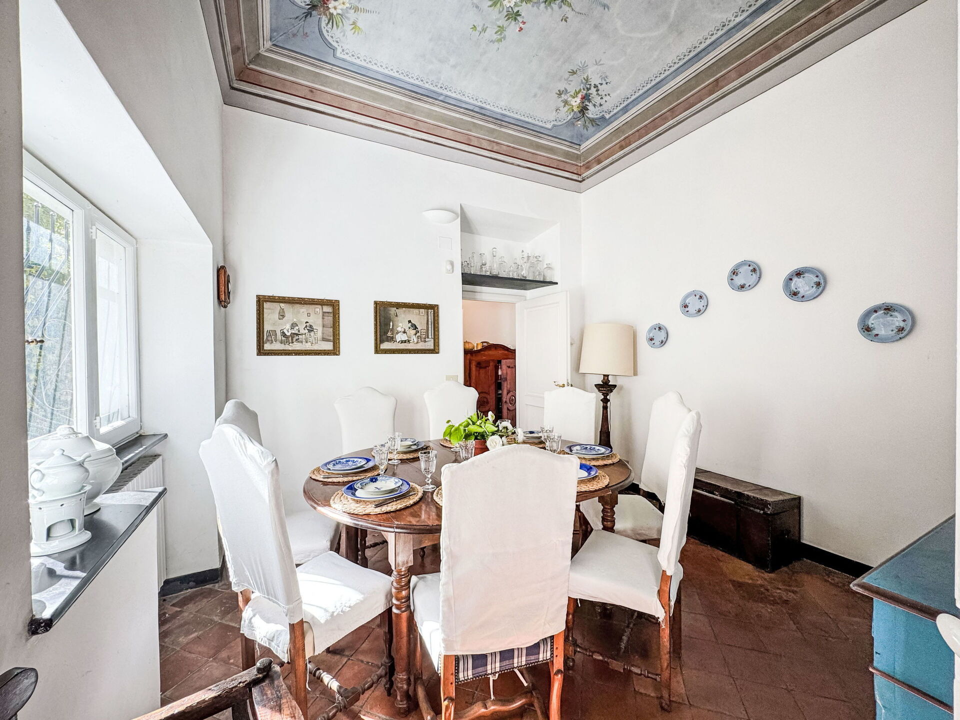 salle à manger plafond avec fresque peinte maison Italie décoration rustique et vintage salle à manger plafond avec fresque peinte maison Italie décoration rustique et vintage