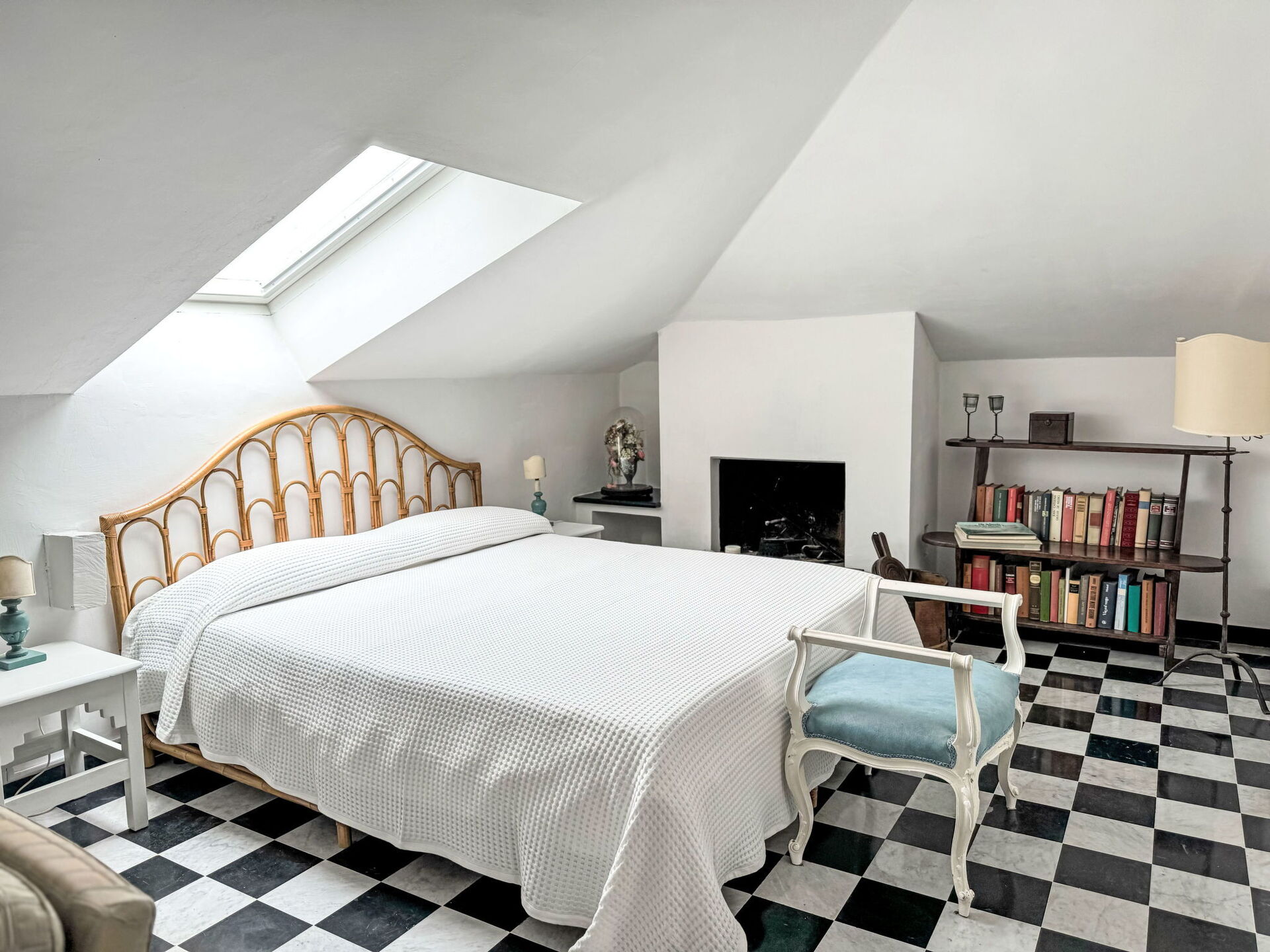 chambre sol damier marbre noir et blanc maison Italie décoration rustique et vintage chambre sol damier marbre noir et blanc maison Italie décoration rustique et vintage