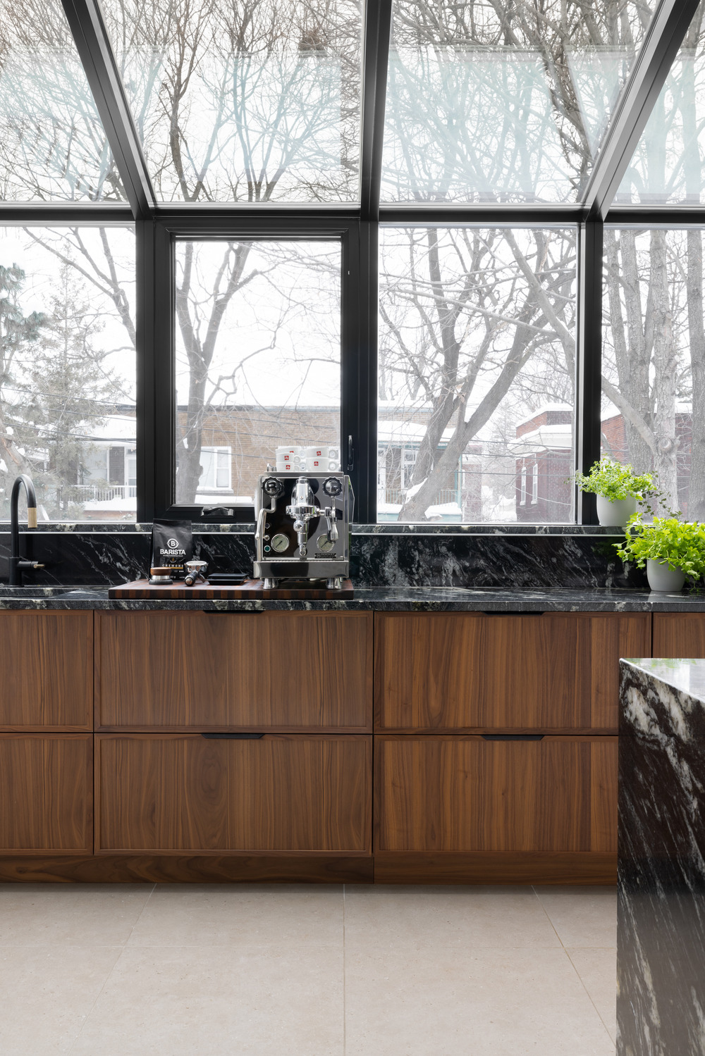rénovation cuisine en bois et marbre noir dans solarium