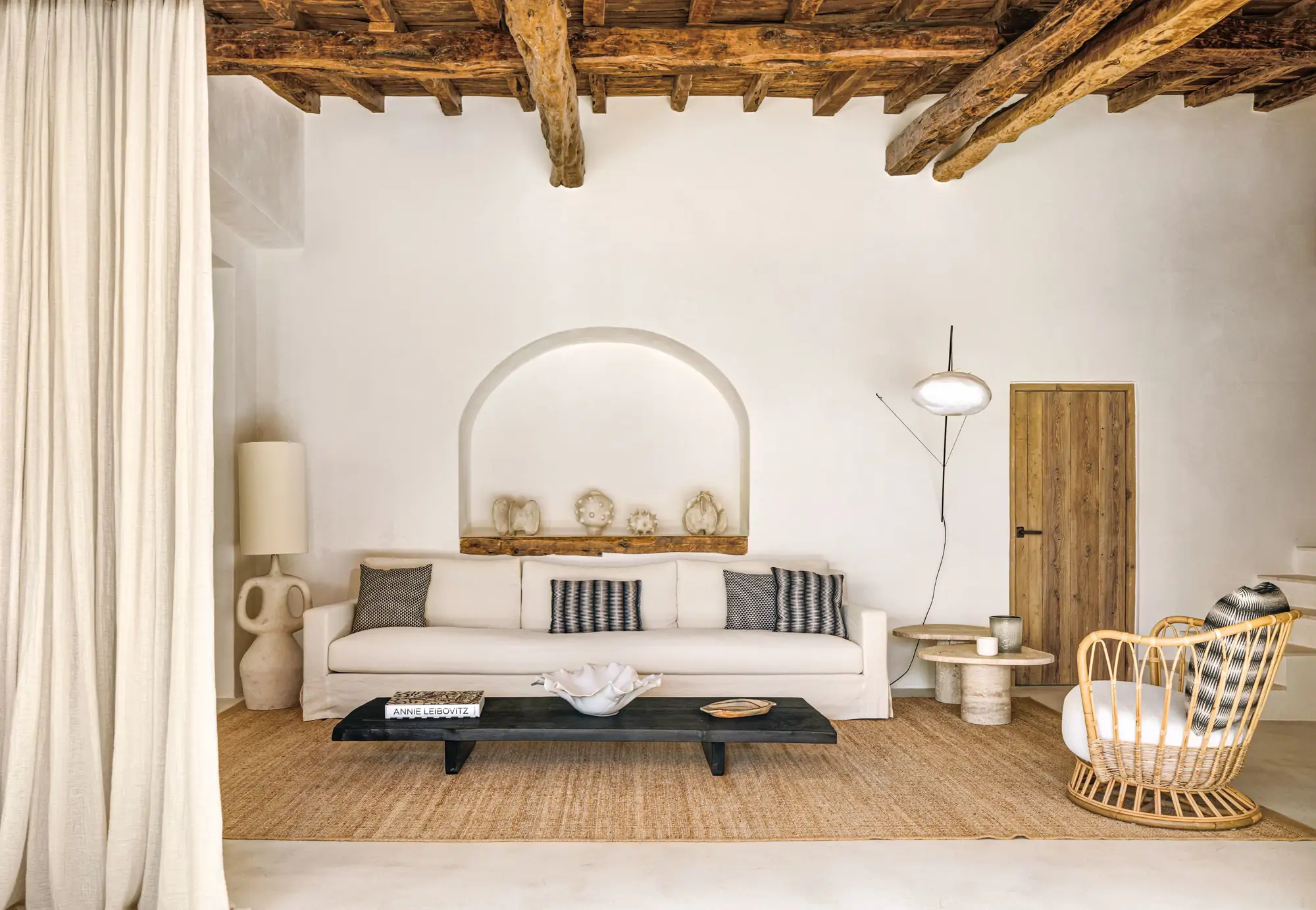 salon avec poutres anciennes maison méditerranéenne Ibiza