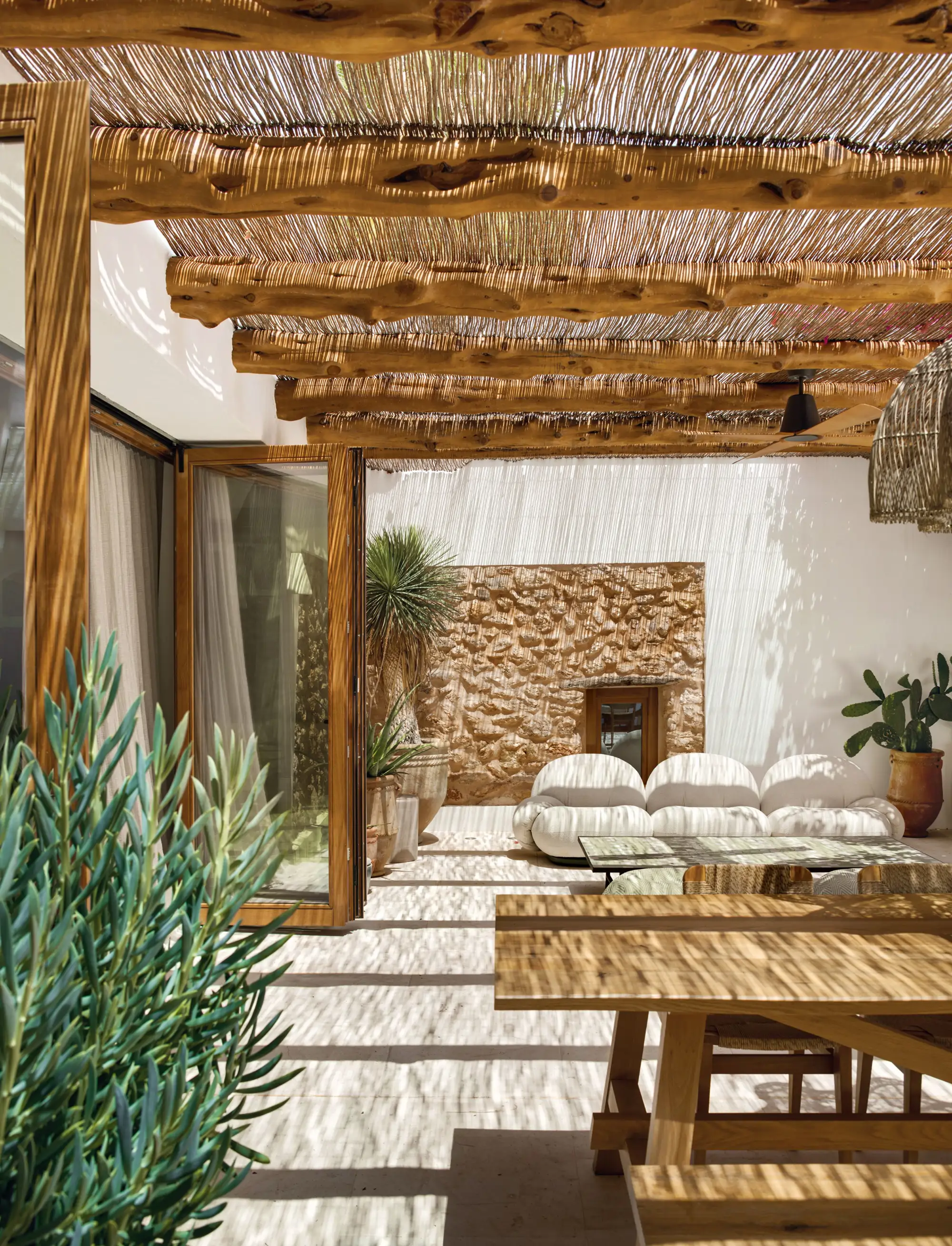 terrasse avec pergola bois maison blanche du sud Ibiza