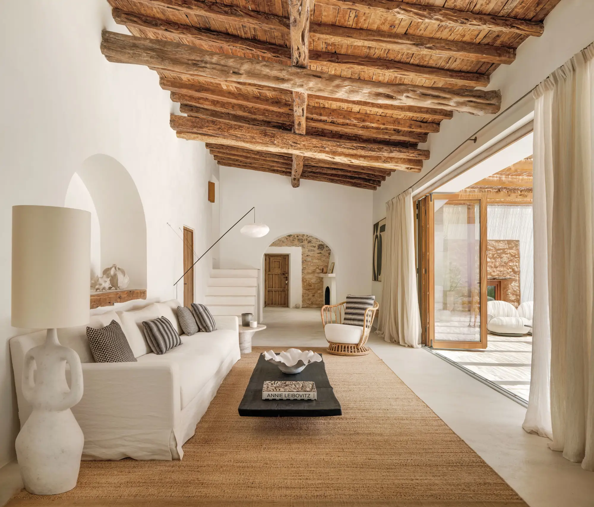 salon avec poutres anciennes maison méditerranéenne Ibiza