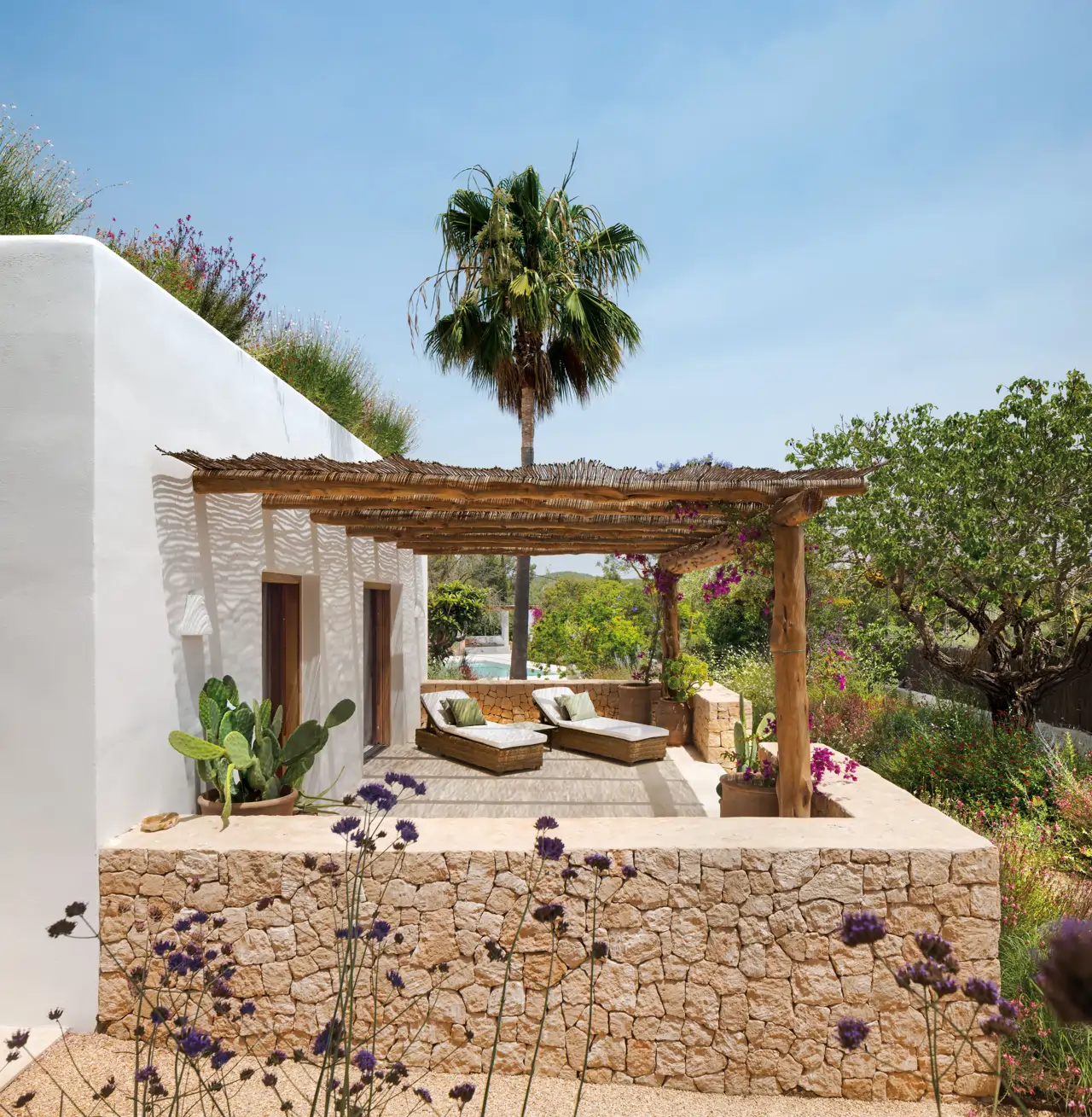 terrasse avec mur pierre et pergola maison blanche du sud Ibiza