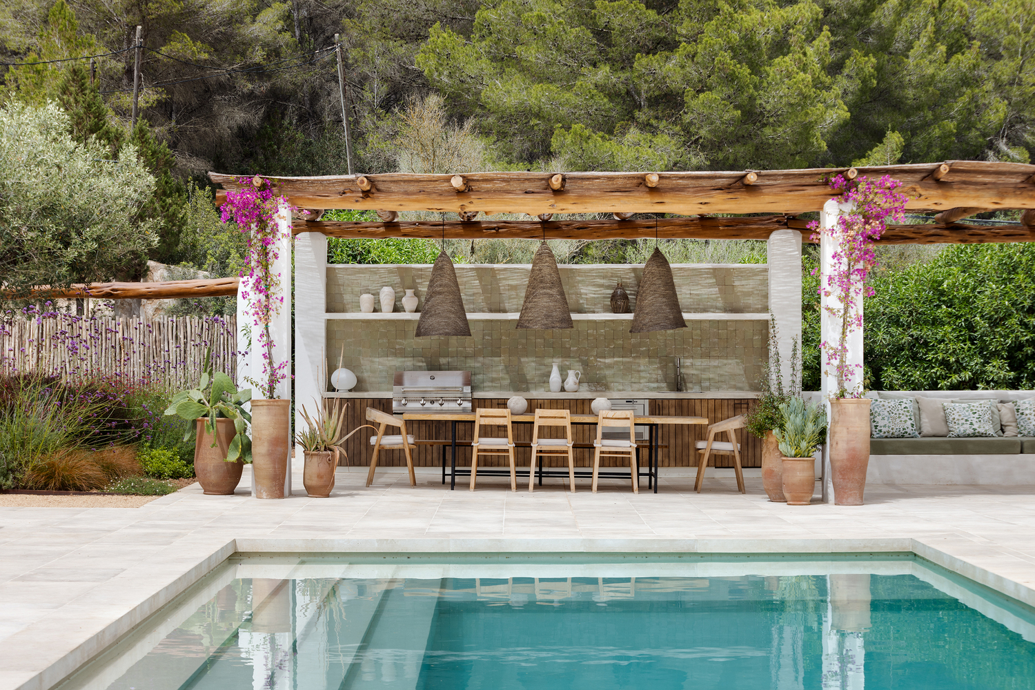 terrasse avec piscine et cuisine extérieure sous pergola
