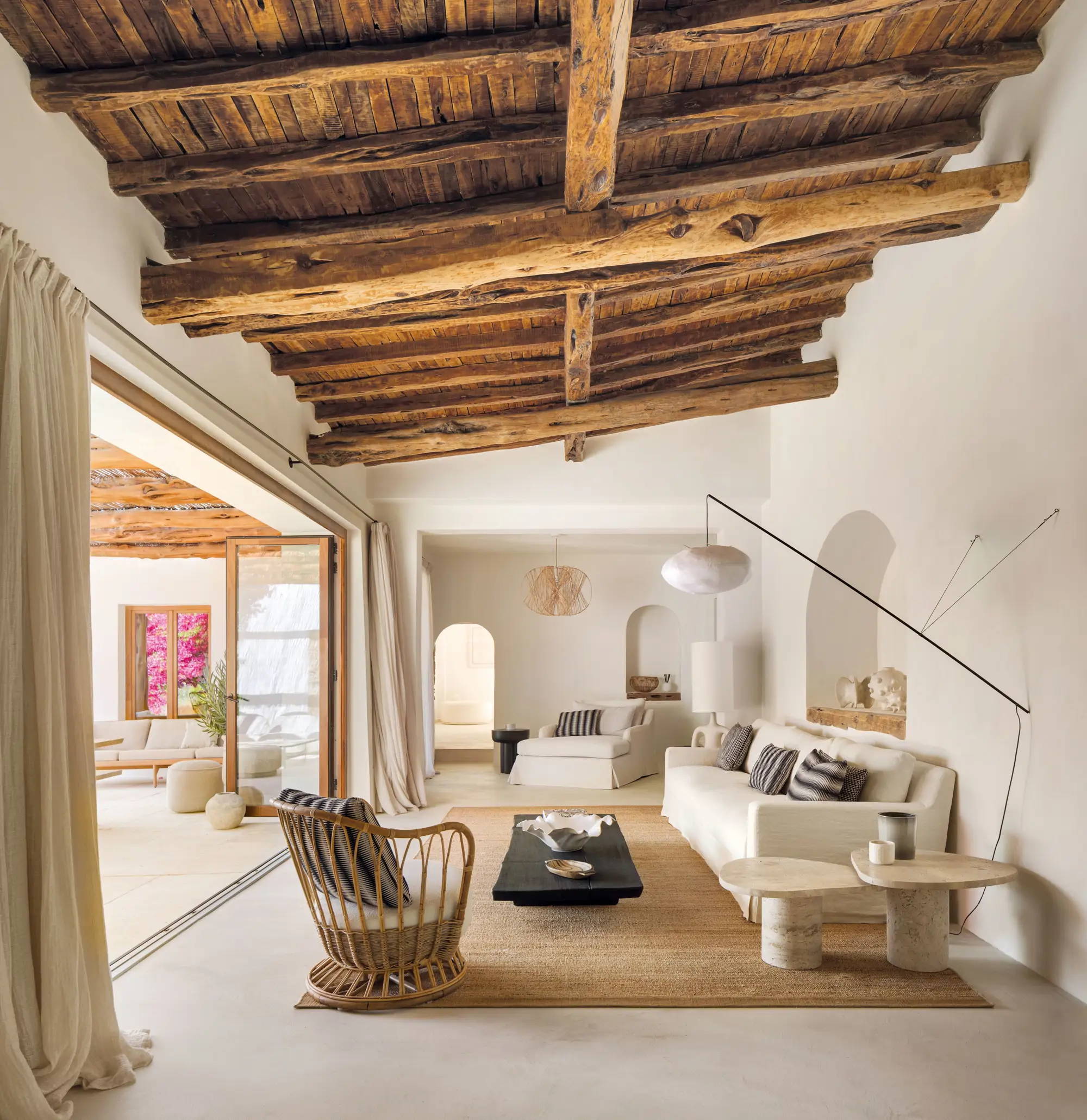 salon avec poutres anciennes maison méditerranéenne Ibiza