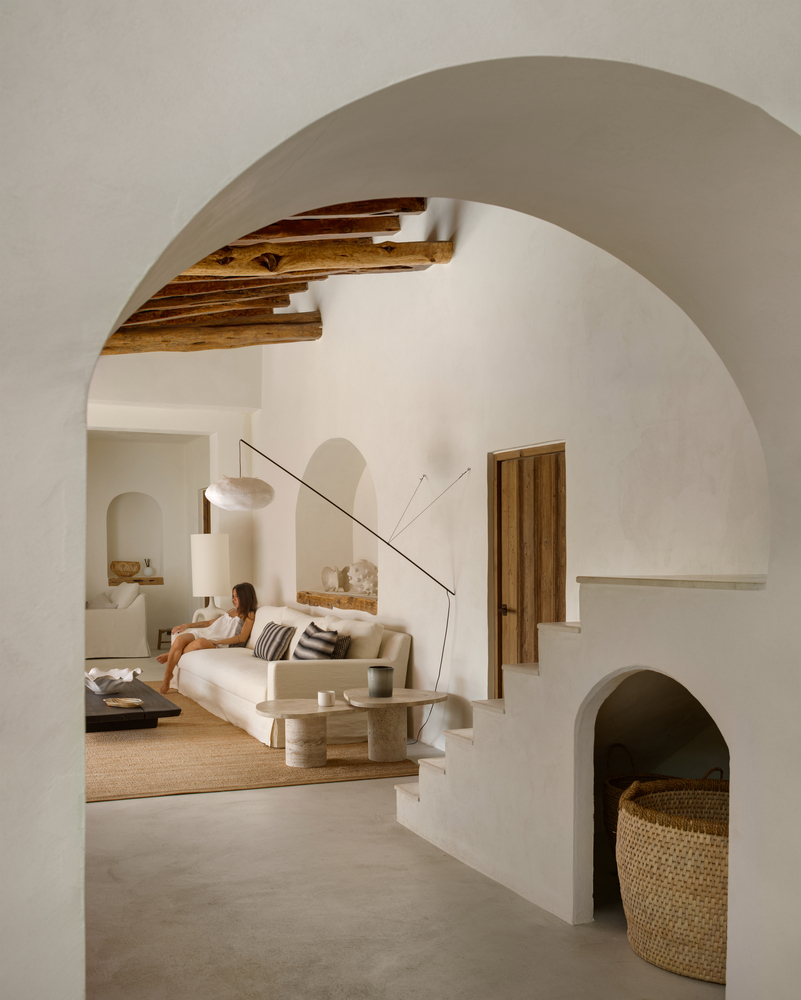salon avec poutres anciennes maison méditerranéenne Ibiza