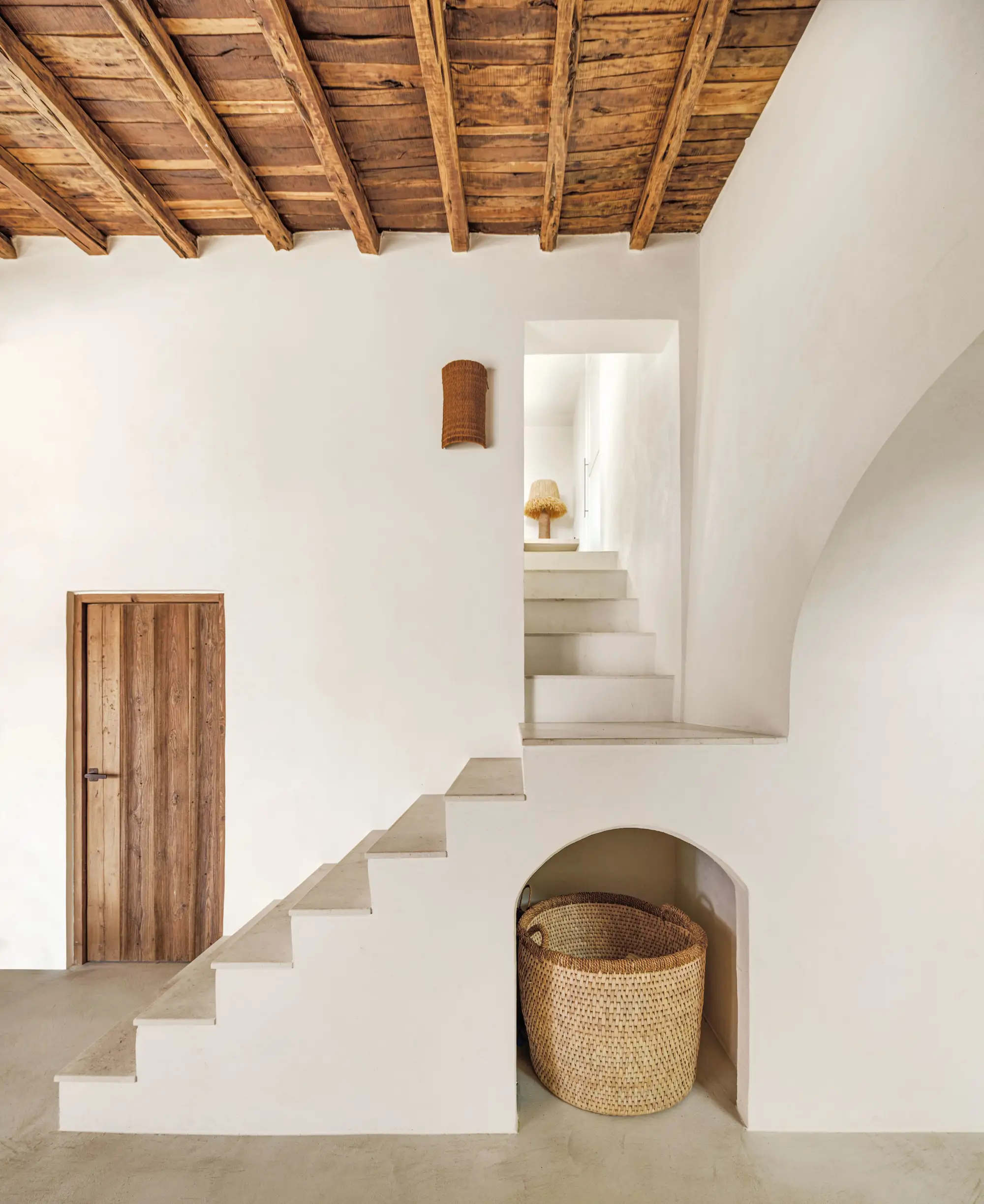 escalier avec poutres anciennes maison méditerranéenne Ibiza