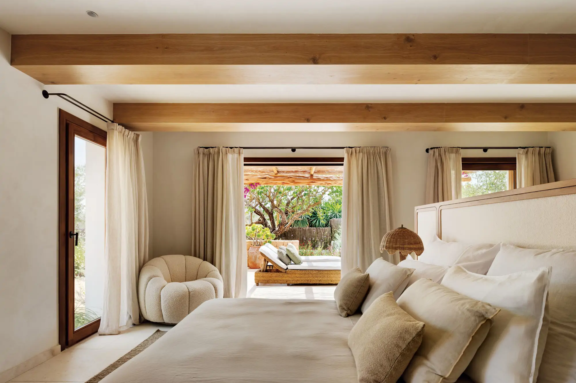 chambre avec poutres décoration naturelle maison méditerranéenne Ibiza
