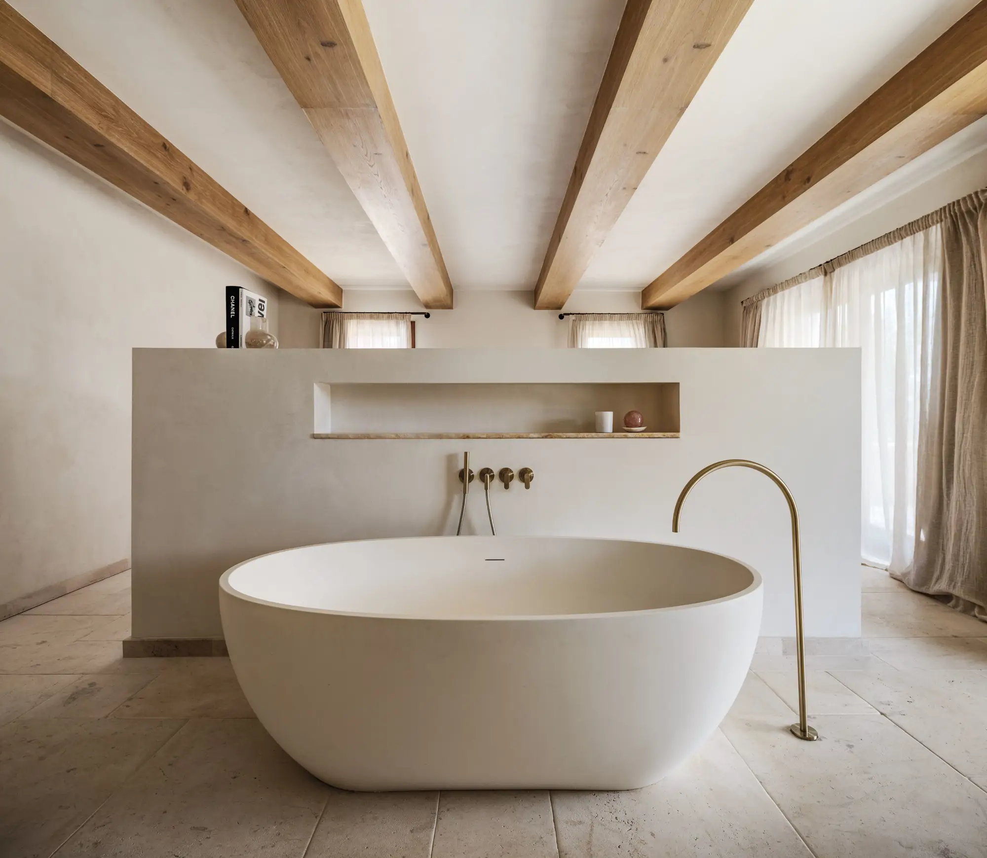 salle de bain design avec poutres décoration naturelle maison méditerranéenne Ibiza