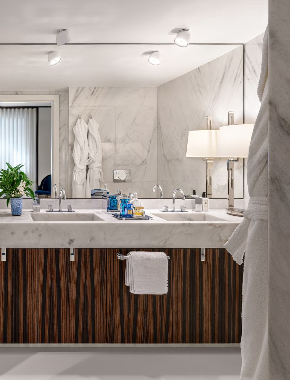 salle de bain contemporaine marbre blanc et bois