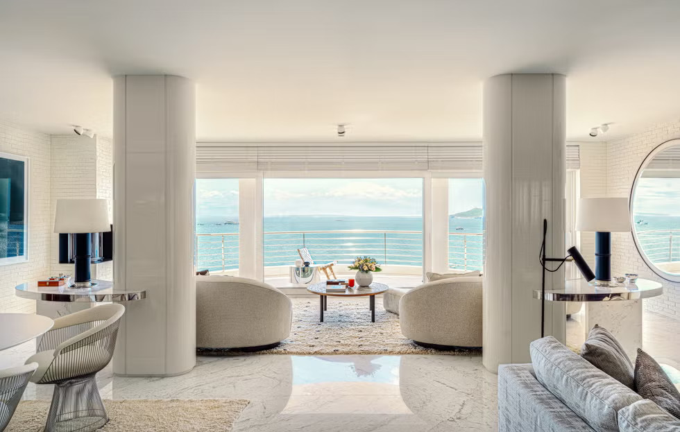 salon avec terrasse vue mer décoration design