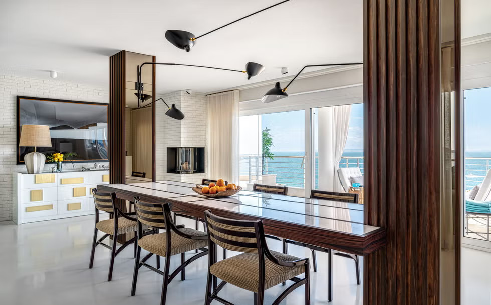 salle à manger avec terrasse vue mer décoration design