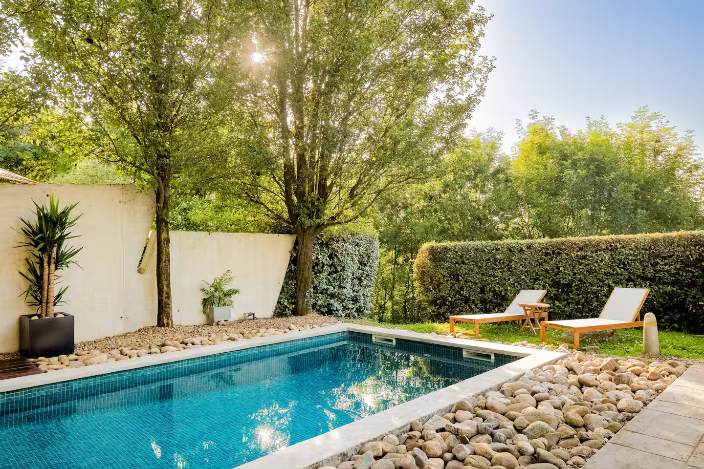 jardin avec piscine plage en galet