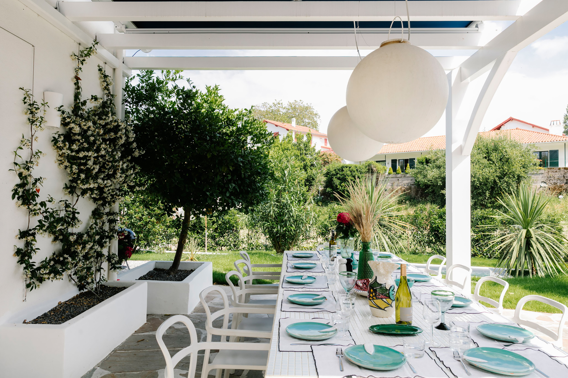 terrasse avec pergola maison basque avec piscine Maisons Domino Guéthary