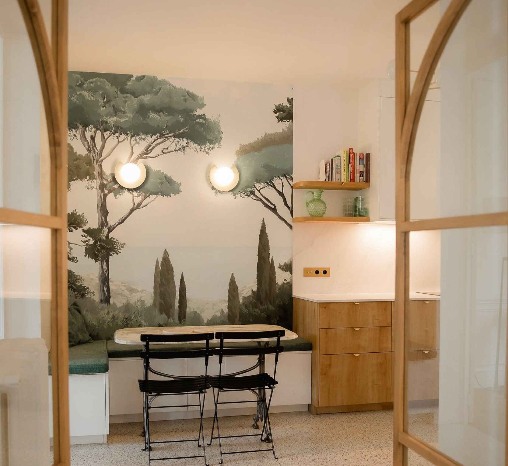 cuisine avec papier-peint panoramique et façades MICEO