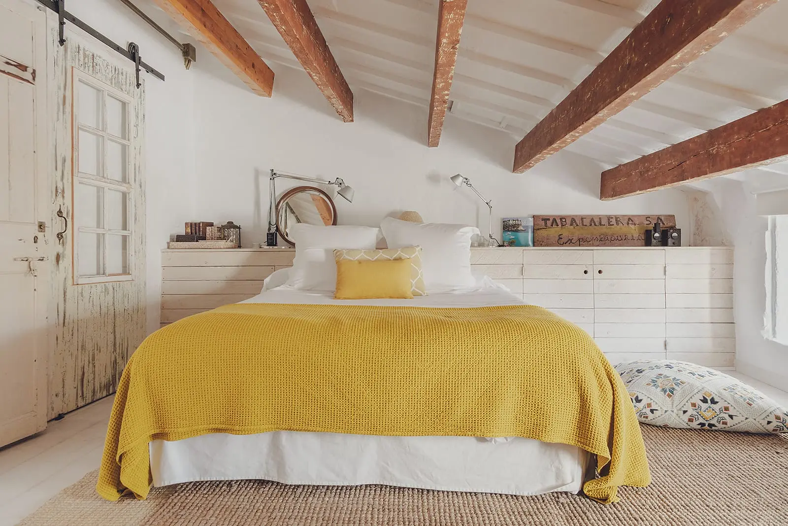 chambre avec poutres décoration rustique chic maison du 19e siècle à Minorque chambre avec poutres décoration rustique chic maison du 19e siècle à Minorque