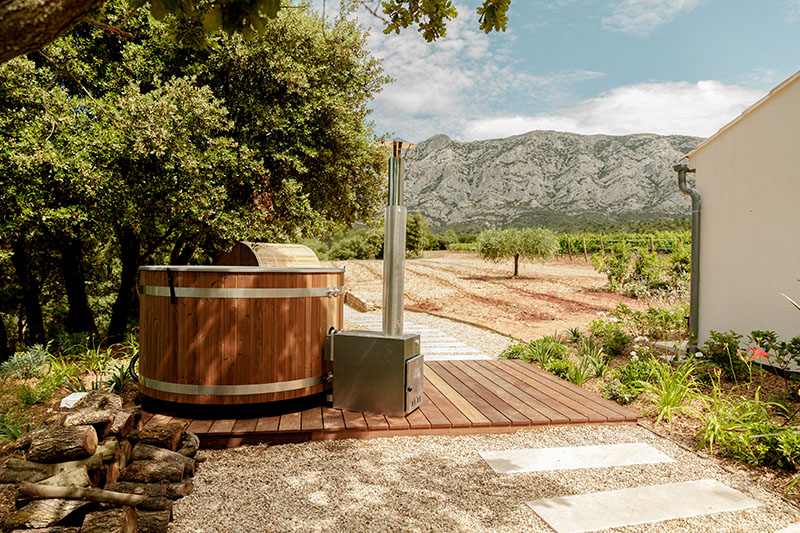 terrasse avec spa maison Provence La Bastide Blanche maison MIP