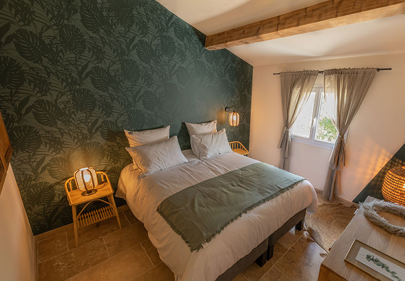 chambre mur papier-peint vert La Bastide Blanche maison MIP