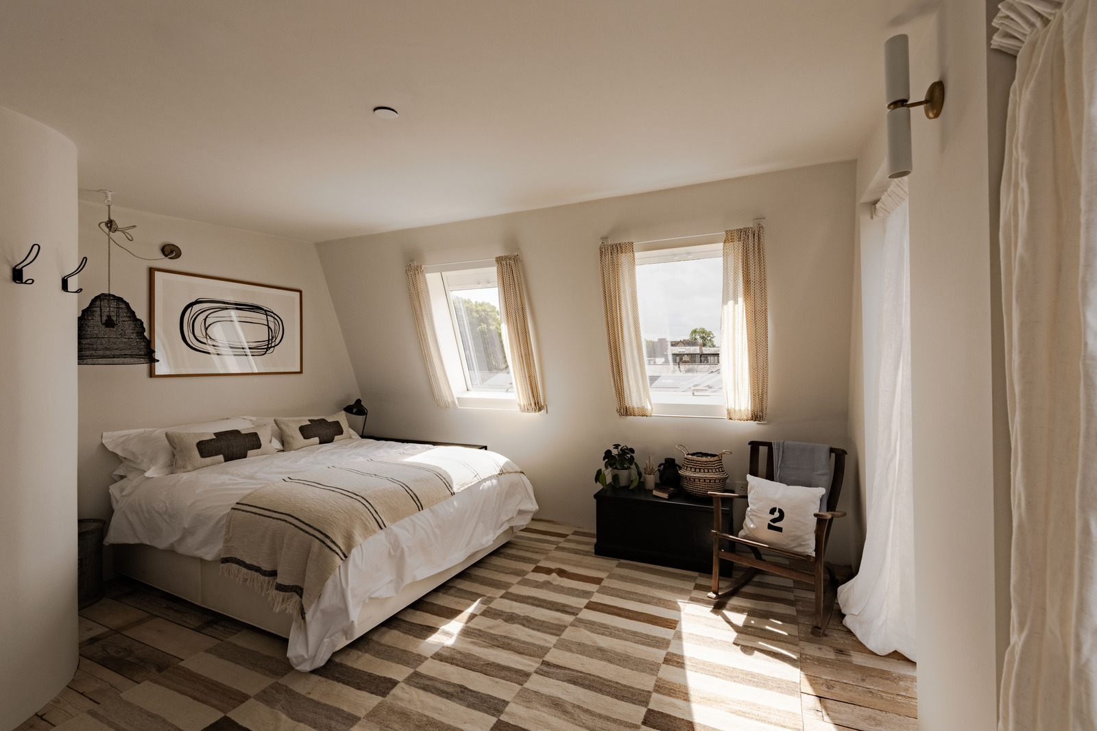 chambre contemporaine beige et noire