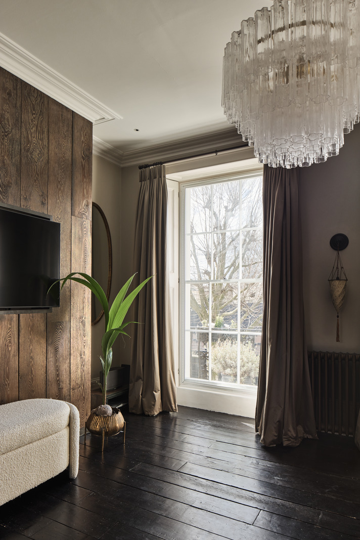 chambre classique chic murs bois fenêtre guillotine