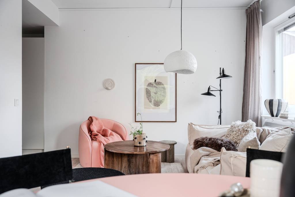 salon et salle à manger avec table ronde rose deux-pièces 55m2 salon et salle à manger avec table ronde rose deux-pièces 55m2