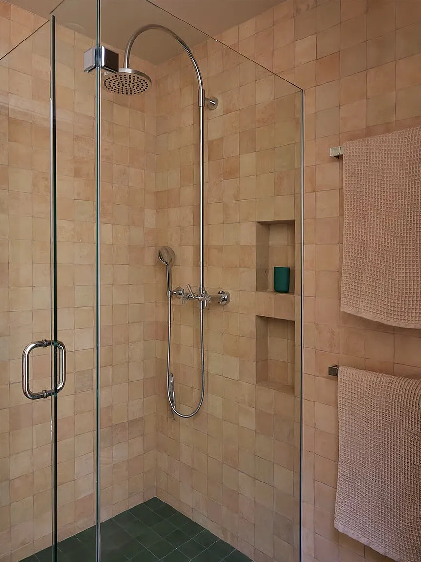 salle de bain sol carrelage vert brillant maison Pasadena Puelicher House salle de bain sol carrelage vert brillant maison Pasadena Puelicher House