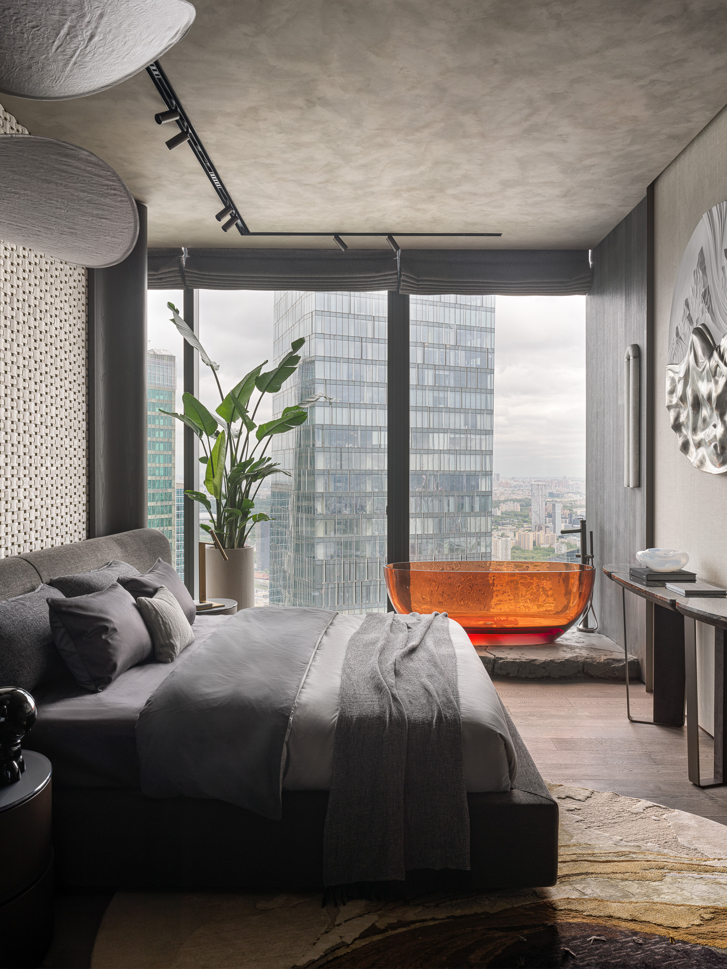 chambre contemporaine avec baignoire ambrée transparente orange et baies vitrées chambre contemporaine avec baignoire ambrée transparente orange et baies vitrées