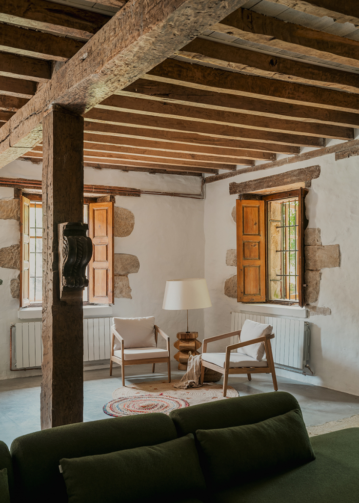 salon avec poutres et murs pierres maison de village rénovée Espagne salon avec poutres et murs pierres maison de village rénovée Espagne