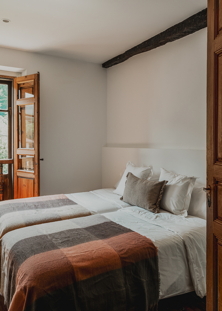 chambre avec poutres et murs pierres maison de village rénovée Espagne chambre avec poutres et murs pierres maison de village rénovée Espagne