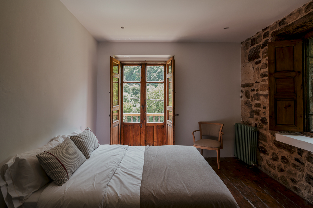 chambre murs pierres maison de village rénovée Espagne chambre murs pierres maison de village rénovée Espagne
